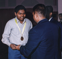 Deepan receiving the Gold medal from Mr Derrick Perera, President, CFSL