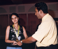 Tania Sachdev receiving the award from Mr Nishada Periapperuma